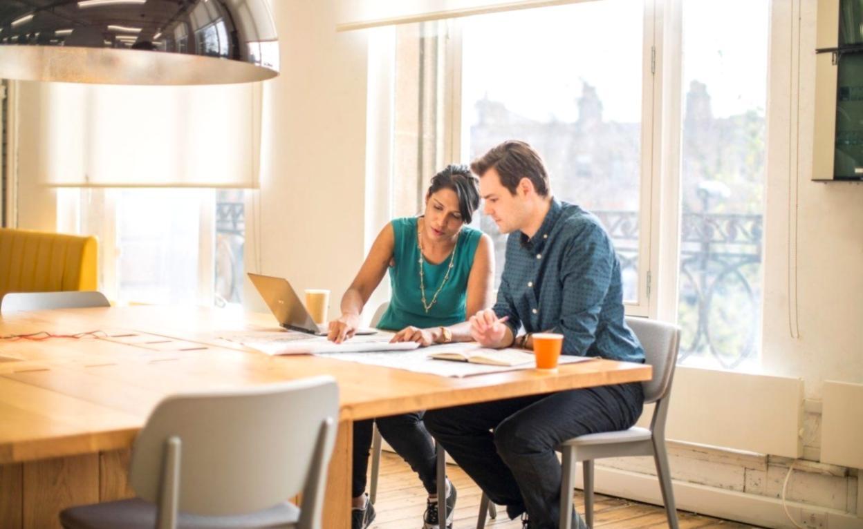 Teilnehmer arbeiten gemeinsam an einem Webprojekt während eines Vostiquex-Seminars